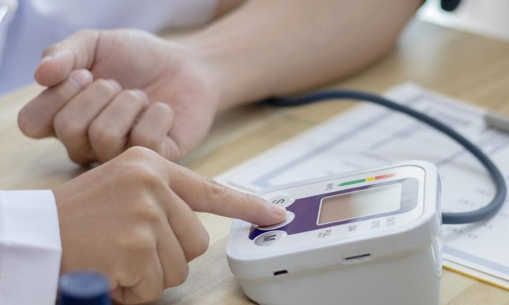 🩺 Acompanhamento Cardiológico com Tecnologia e Cuidado Humano No consultório do Dr. Daniel Só, Cardiologista em Nova Iguaçu, você conta com monitoramento preciso da pressão arterial e exames clínicos realizados com tecnologia moderna e atendimento humanizado. O controle regular da pressão é essencial para a prevenção da hipertensão, doenças cardíacas e acompanhamento de pacientes com risco cardiovascular elevado. Utilizamos equipamentos digitais de última geração para oferecer um atendimento seguro, rápido e confiável. Aqui, cada consulta é feita com atenção aos detalhes e foco na sua saúde do coração. 📍 Atendimento presencial em Nova Iguaçu – no Vitality Center, no coração da cidade. Palavras-chave SEO incluídas: Cardiologista em Nova Iguaçu Controle da pressão arterial Medição de pressão digital Prevenção de doenças cardíacas Acompanhamento de hipertensão Consulta com cardiologista Nova Iguaçu Exame de pressão arterial preciso Atendimento humanizado em cardiologia Se desejar, posso adaptar esse texto para: Meta descrição Legenda da imagem Descrição para Google Imagens Texto alternativo (alt text) para acessibilidade e SEO